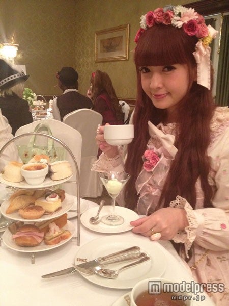 お茶会に参加する青木美沙子