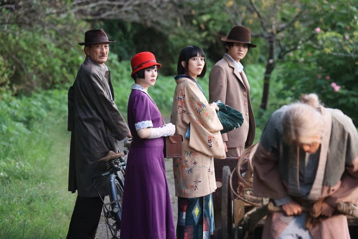 佐戸井けん太、北乃きい、松本穂香、鈴鹿央士「嘘解きレトリック」第4話(C)フジテレビ