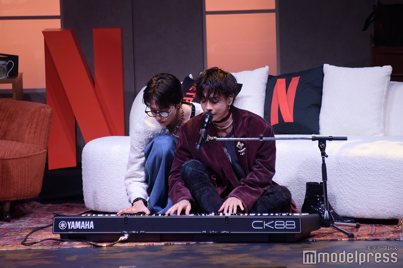 一緒にキーボードを弾く志尊淳＆佐藤健（C）モデルプレス