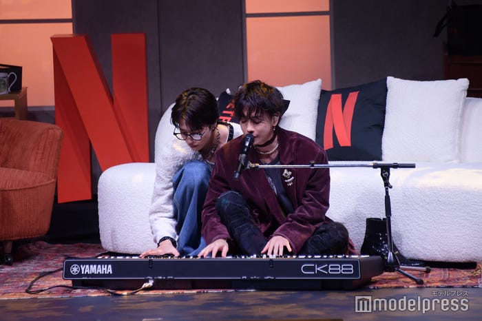 一緒にキーボードを弾く志尊淳&佐藤健(C)モデルプレス