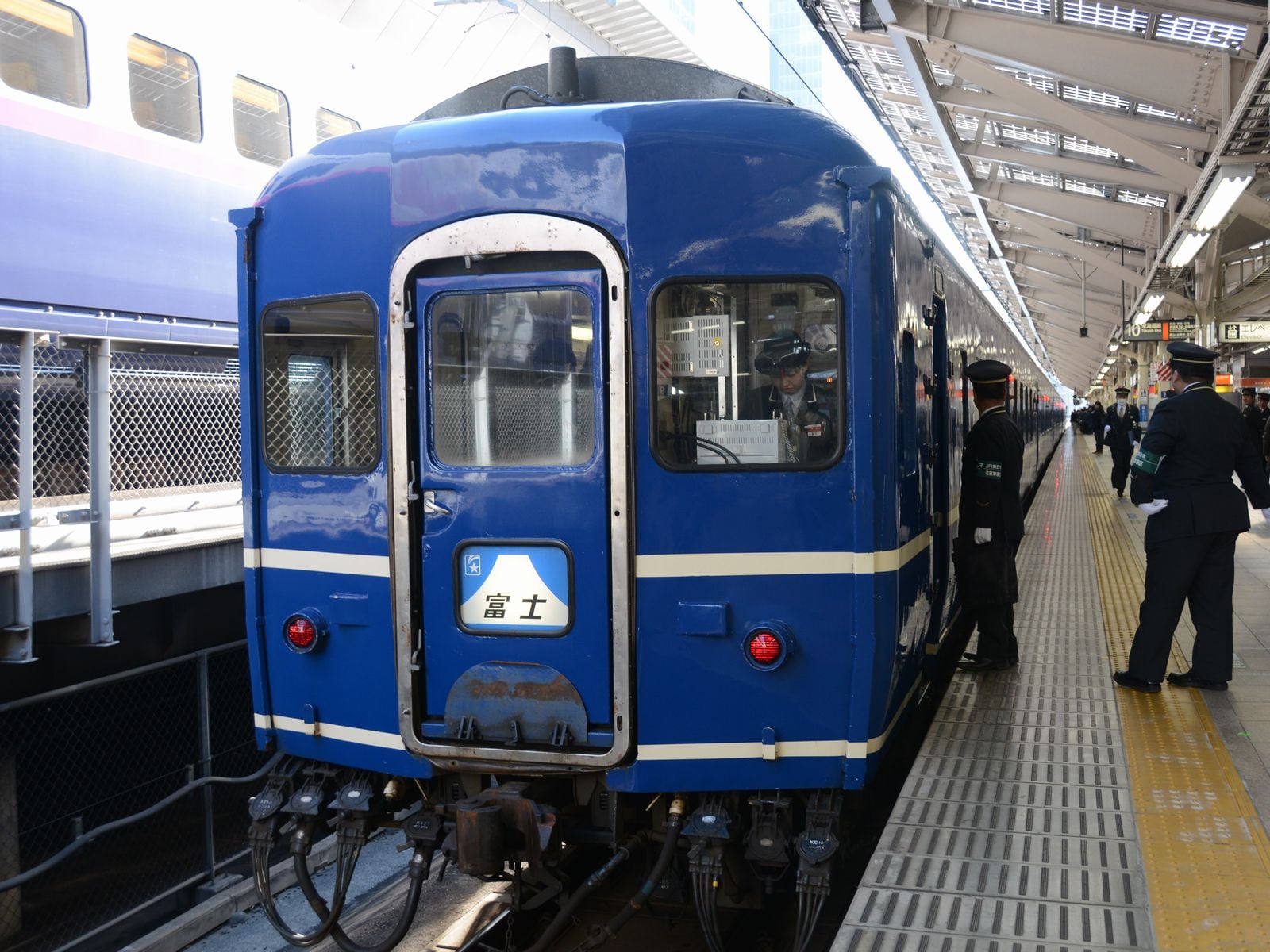 東京駅から津久見駅まで乗り換えなしで行けたブルートレイン「富士」