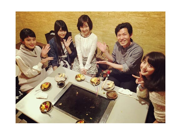 (左から)筧美和子、入山杏奈、黒川智花、宮川一朗太、佐々木希/佐々木希オフィシャルブログより【モデルプレス】
