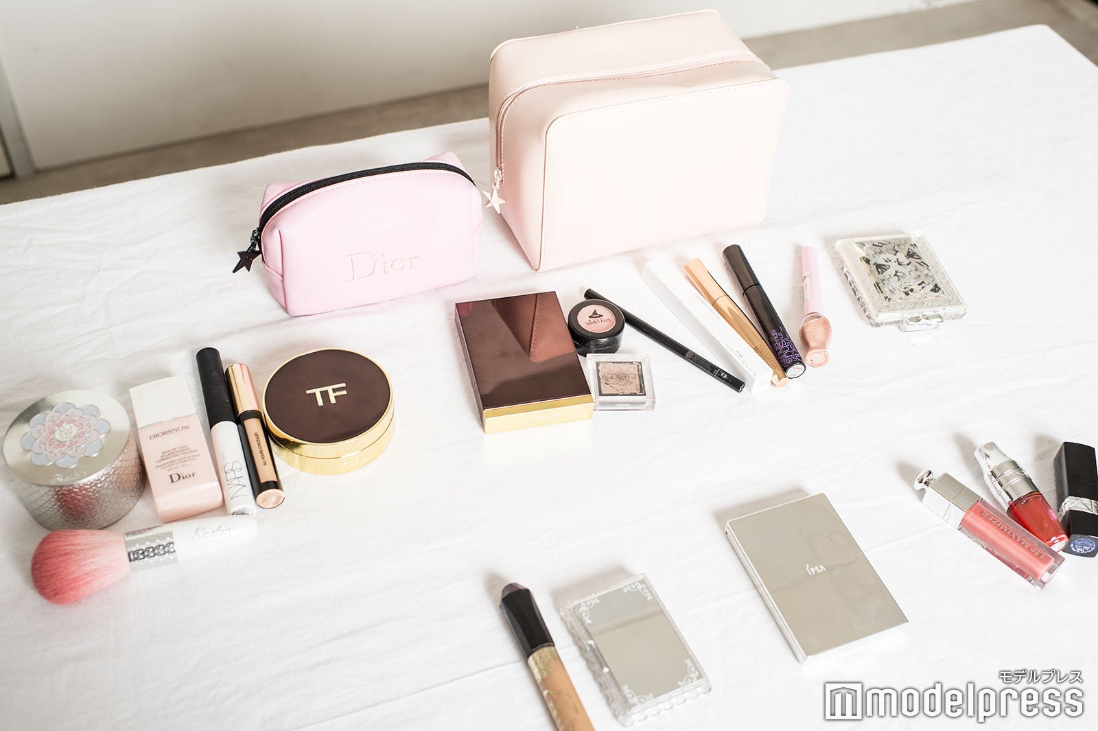 桃月なしこのメイクポーチ （C）モデルプレス