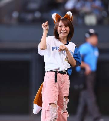 「いくつになってもキレイです」エスコン降臨の44歳人気美女にネット騒然「絶対みえない！！」「キレもオーラも健在」「なんやこの可愛すぎる生物は！？」