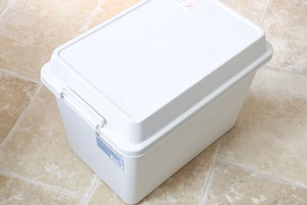 白いフタ付きのシンプルなコンテナボックス 白いフタ付きのシンプルなコンテナボックス