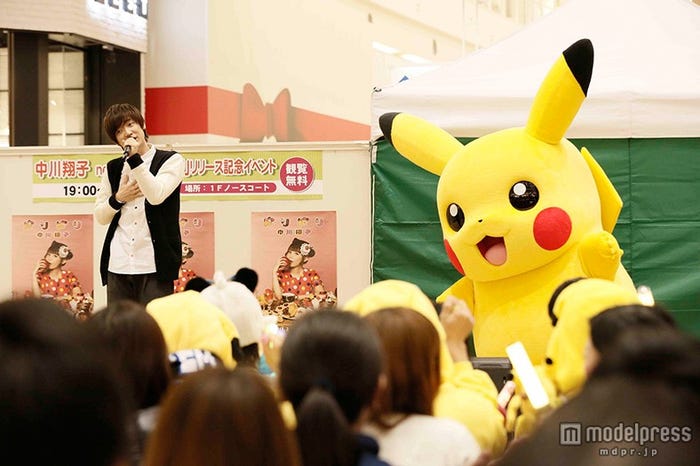 TVアニメ「ポケットモンスター XY」のオープニングテーマ曲「ゲッタバンバン」をを歌う佐香智久