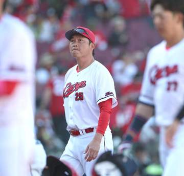 「我慢して、辛抱して」広島・新井監督 最下位転落に「まだまだここから」2安打完封負け→“燕アレルギー”深刻 ヤクルト戦1勝6敗 7試合で7得点