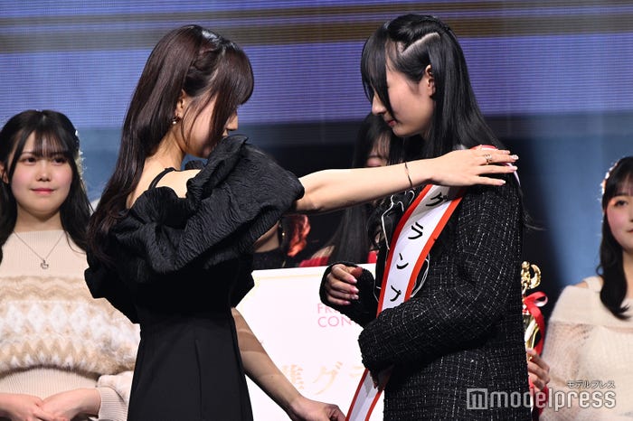 (右)稲垣瑠奈さん(C)モデルプレス