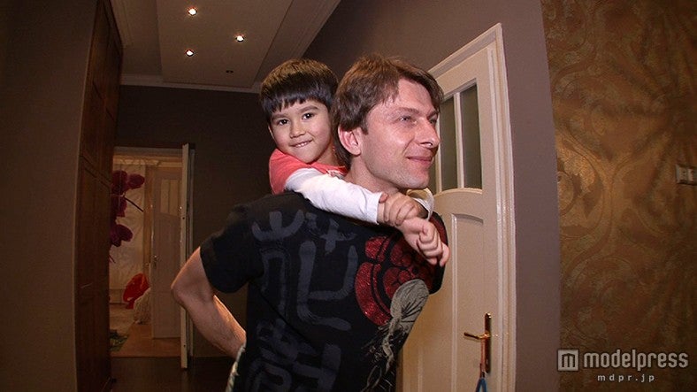 ジョエルくんと遊ぶヴィスラフさん／画像提供：毎日放送