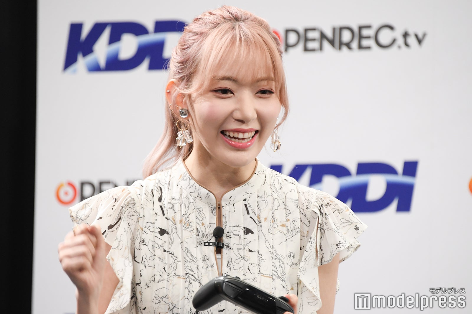 ゲーム中に喜ぶ宮脇咲良 （C）モデルプレス