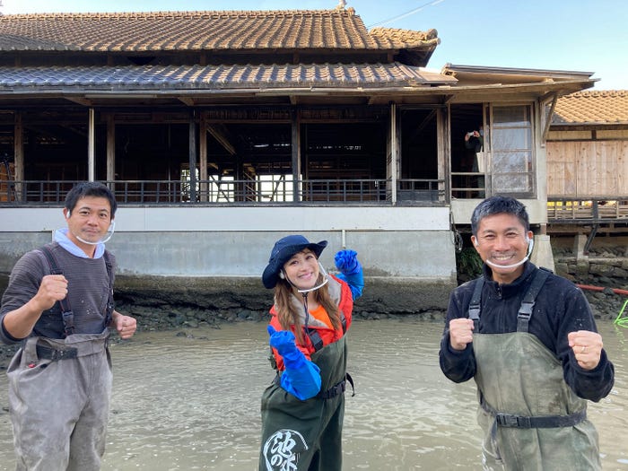 鈴木奈々(中央)、前園真聖(右)(C)テレビ東京