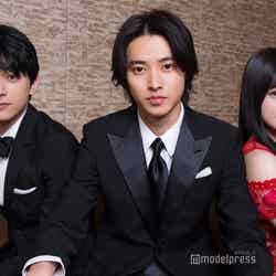 モデルプレスのインタビューに応じた山崎賢人（中央）、吉沢亮（左）、橋本環奈（右） （C）モデルプレス