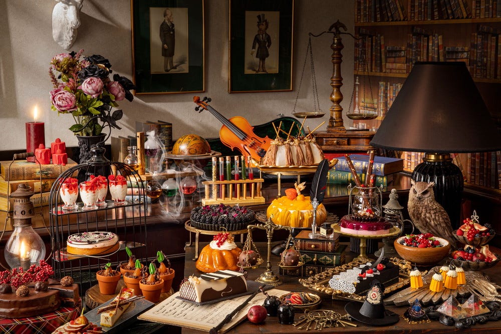 ヒルトン東京で“魔法使いの学校”スイーツビュッフェ、魔女の制服や学生寮の鍵がスイーツに!