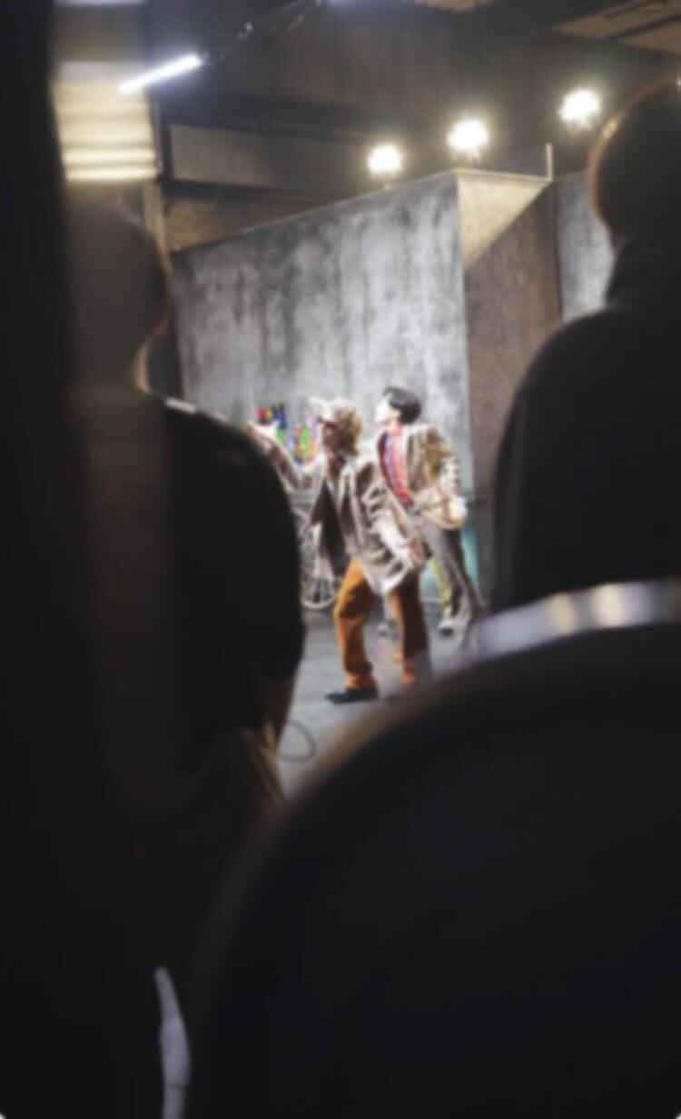 キャッチーな振り付けも(画像は動画のキャプチャ)