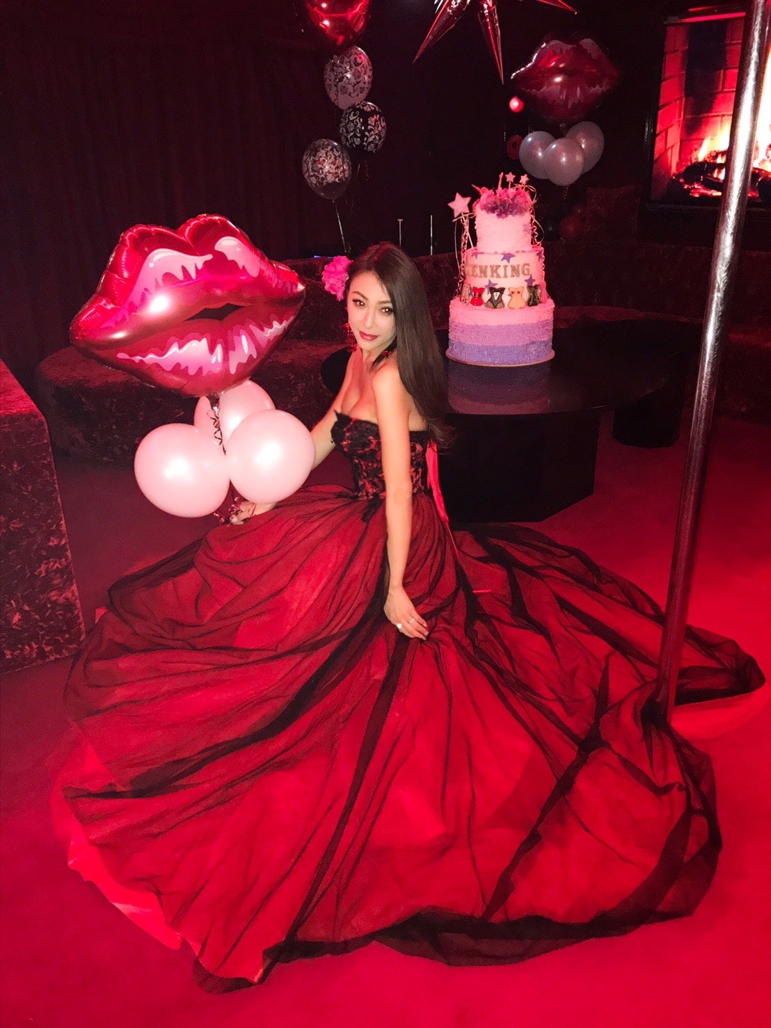 GENKING、連日バースデーパーティで真っ赤なドレス姿公開　バービー“埋もれる”特大ケーキ再び　