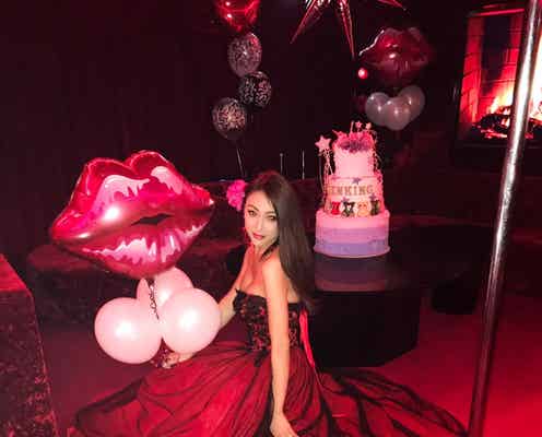 GENKING、連日バースデーパーティで真っ赤なドレス姿公開 バービー“埋もれる”特大ケーキ再び
