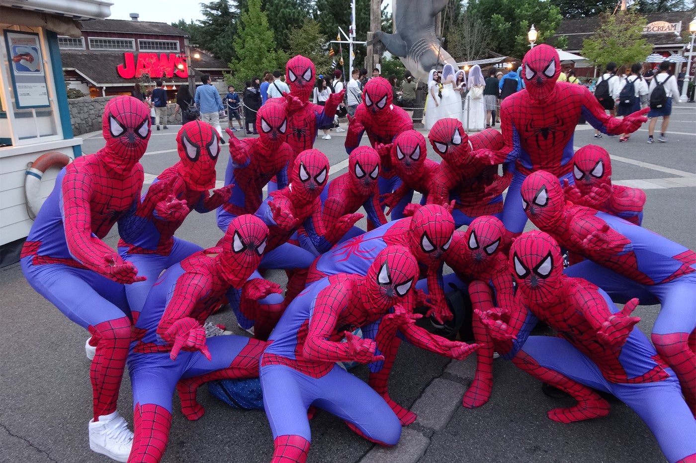 スパイダーマン全身仮装の男性17人組／画像提供：ユー・エス・ジェイ