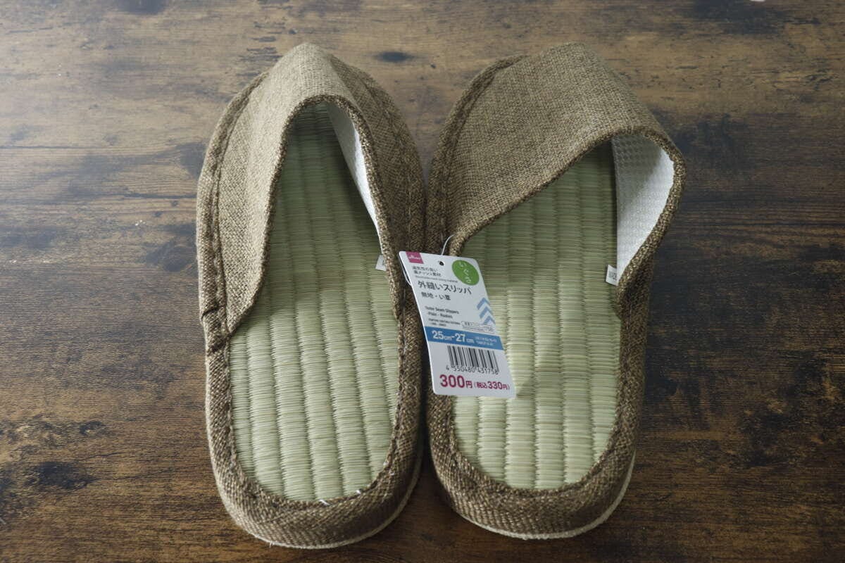 茶色のい草スリッパが2足並べられ、片方に商品タグが付いている 茶色のい草スリッパが2足並べられ、片方に商品タグが付いている