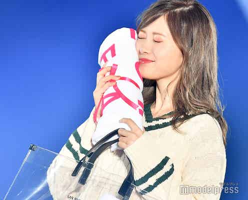 乃木坂46白石麻衣、タオルをむぎゅっ 笑顔全開ランウェイに歓声<TGC SHIZUOKA 2019>