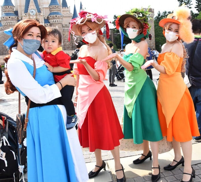 『美女と野獣』から、小さなガストンとベルを親子で。3人の町娘姿のお姉さんたちが花を添えてくれました