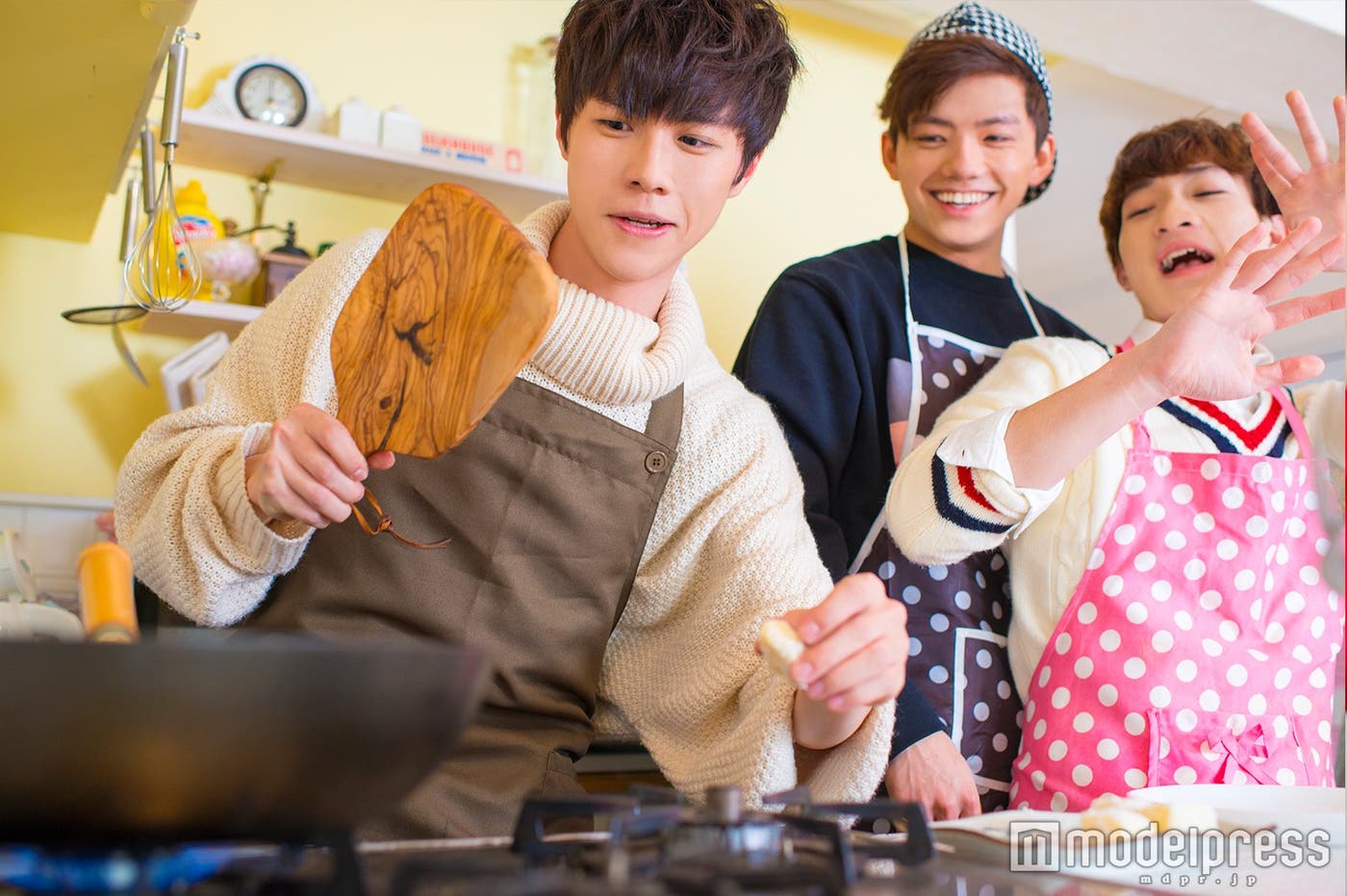 慣れない料理に苦戦も(C)モデルプレス