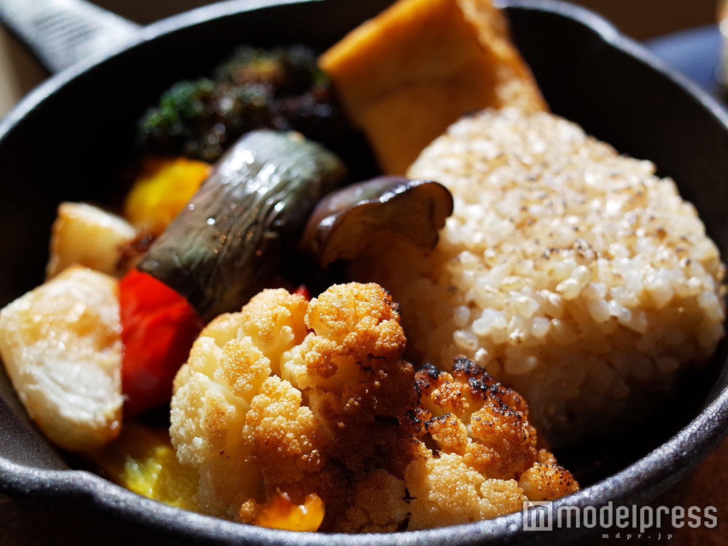 たっぷり野菜と焼きおにぎりのタイカレー￥ 1,000（C）モデルプレス