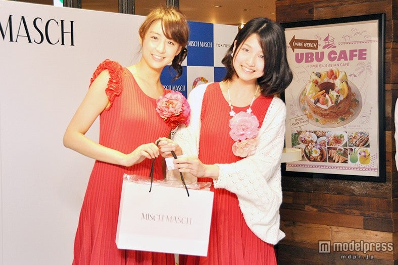 ファンにプレゼントを手渡す山本美月