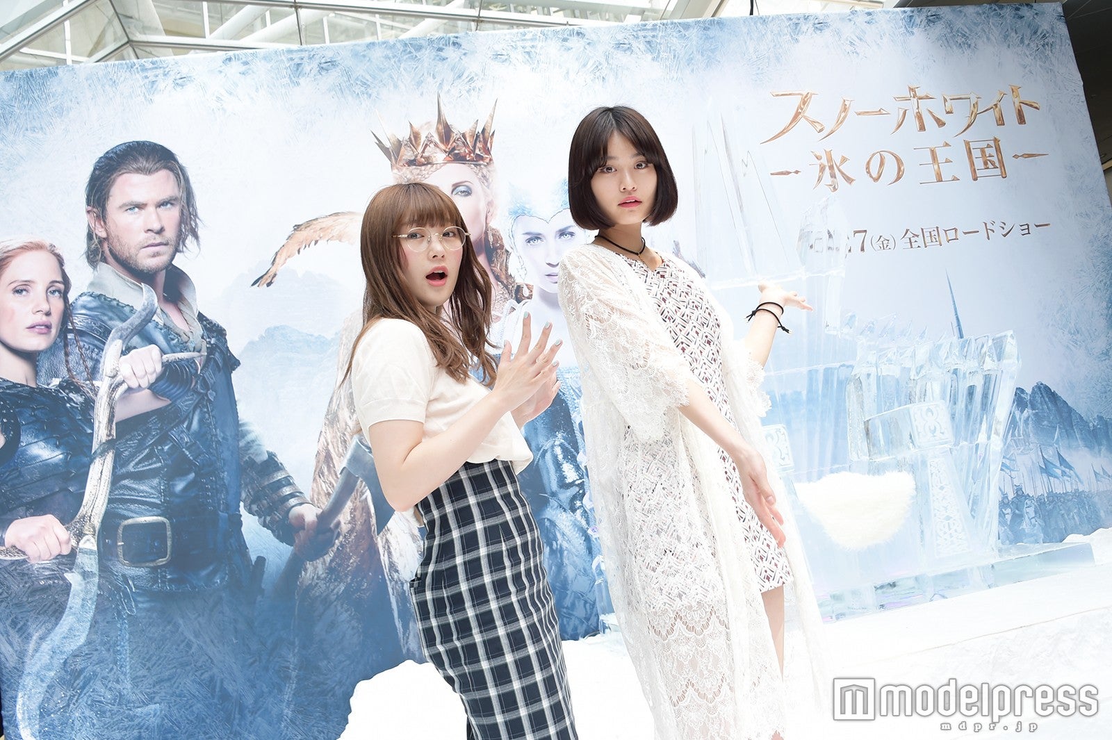 映画「スノーホワイト」本物の氷の玉座に興奮！（C）モデルプレス