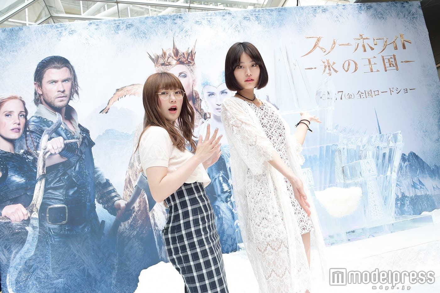 映画「スノーホワイト」本物の氷の玉座に興奮!(C)モデルプレス