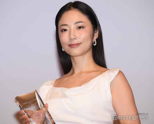 MEGUMI、スリットからほっそり美脚披露「FRAGRANCE Person of the Year」受賞に喜び【FRAGRANCE DAY 2024】
