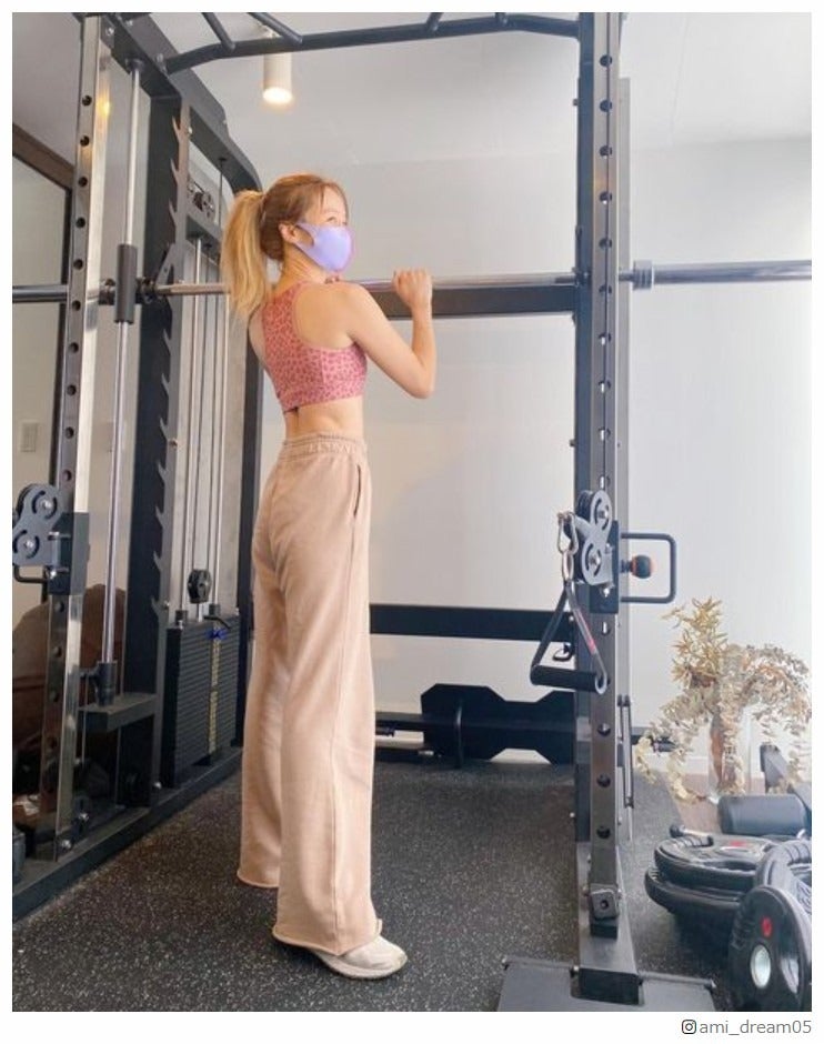 Dream Ami、美背中＆腹筋際立つトレーニングウェア姿に「完璧」「キレイ」の声