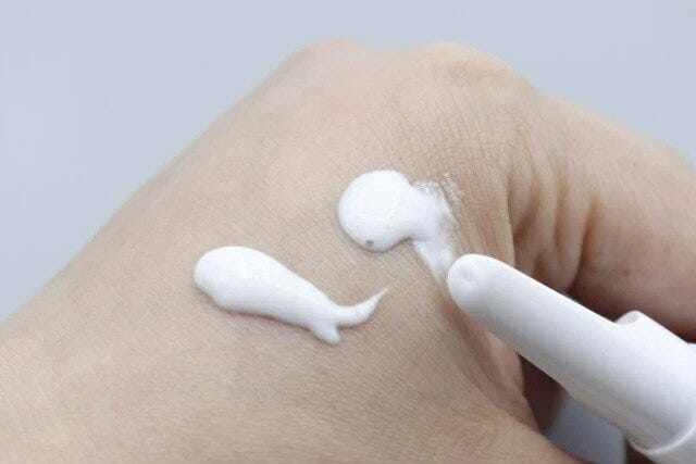 ダイソー　アイクリーム真空容器（長細いタイプ、10mL）