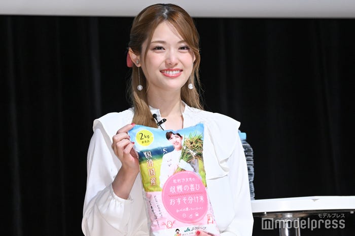 自身が収穫したお米を持つ松村沙友理 (C)モデルプレス