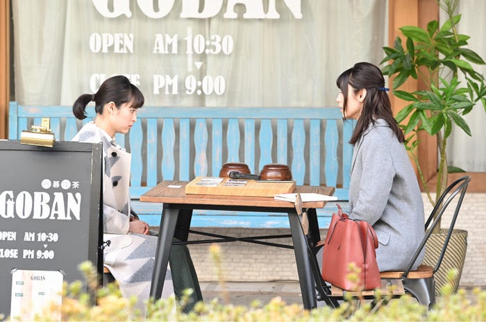 清野菜名、白石聖/「シロでもクロでもない世界で、パンダは笑う。」第6話より(C)日本テレビ