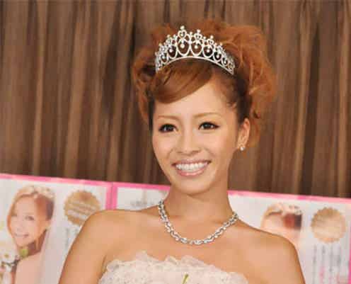 小森純、幸せオーラ満開の花嫁姿でPV出演