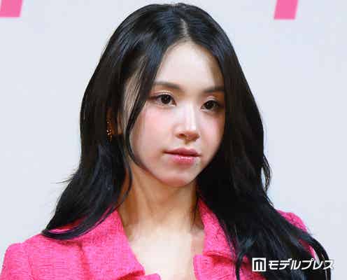 TWICEチェヨン、美脚際立つオーバーサイズTシャツで腕タトゥーチラリ「かっこいい」「見惚れてしまう」