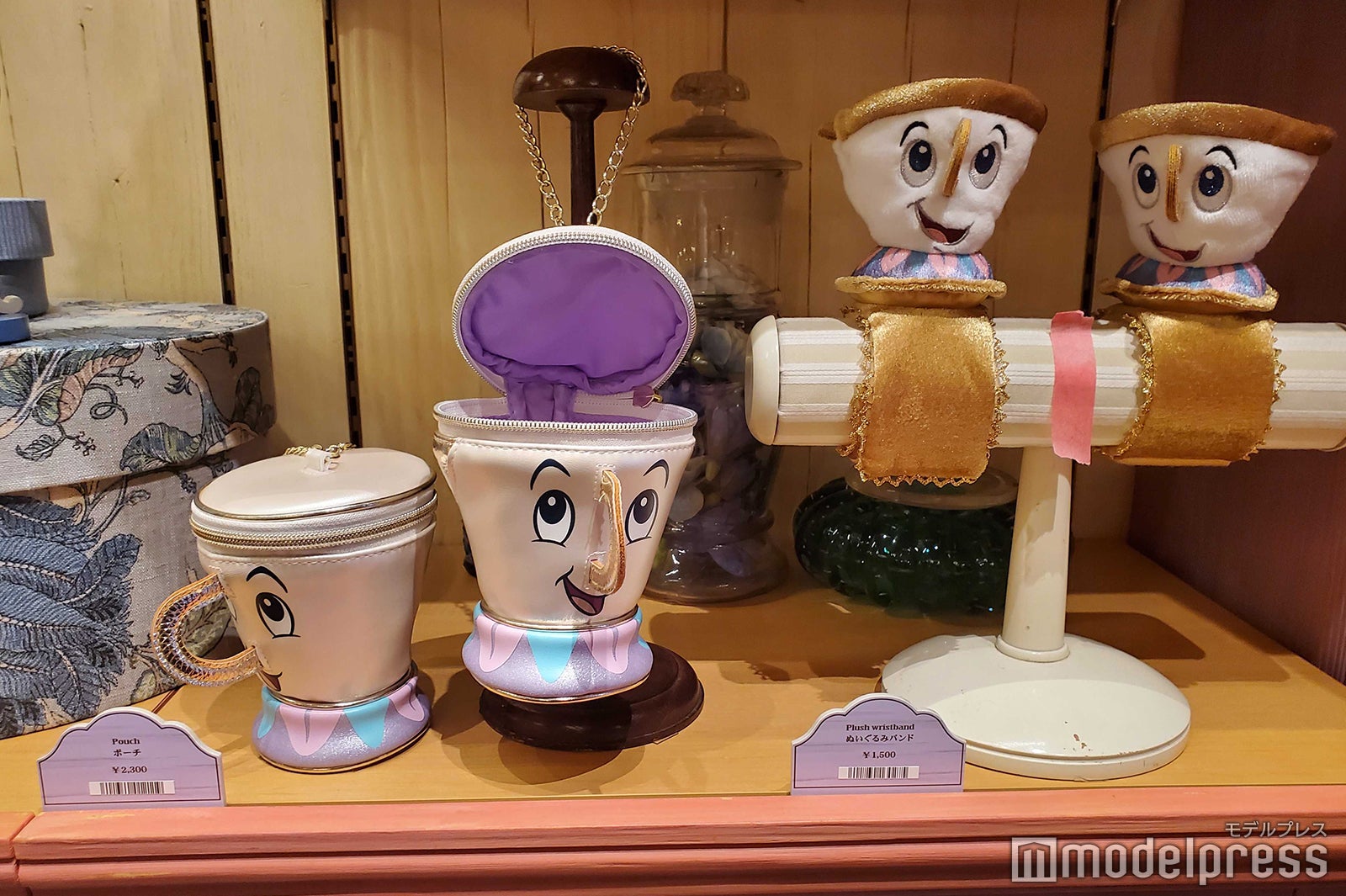 チップのぬいぐるみバンド、ポーチ／ニューファンタジーランド「ビレッジショップス」の新グッズ （C）モデルプレス （C）Disney