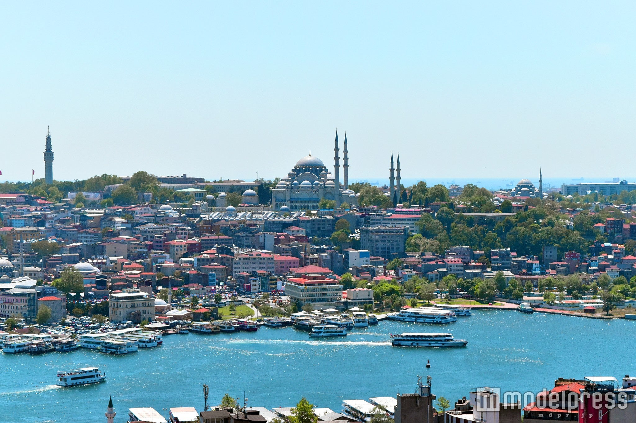 旧市街の街に溶け込むモスク（C）モデルプレス