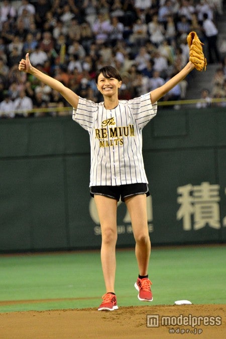 見事なノーバウンド投球をし、ガッツポーズする榮倉奈々