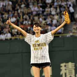 見事なノーバウンド投球をし、ガッツポーズする榮倉奈々