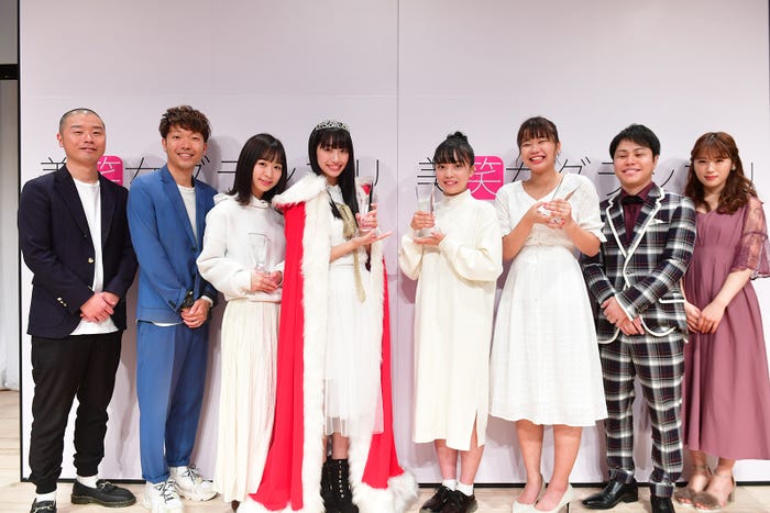 (左から)アキナ、岡村佳恵さん、高野渚さん、佐藤綾香さん、山中遥希さん、井上裕介、渋谷凪咲(提供写真)