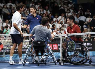 錦織圭のエキシビションマッチ 客席に大物俳優がズラリ 長谷川博己ら熱視線