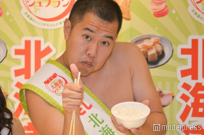 とにかく明るい安村(C)モデルプレス