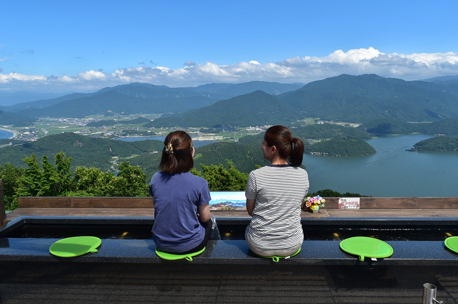福井に新絶景スポット 天空のテラス カフェや足湯で三方五湖の大パノラマに感動 女子旅プレス