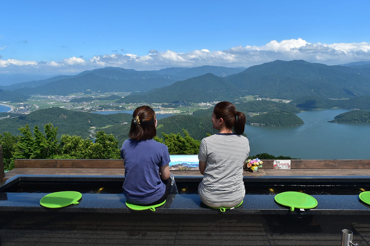 福井に新絶景スポット「天空のテラス」カフェや足湯で三方五湖の大パノラマに感動