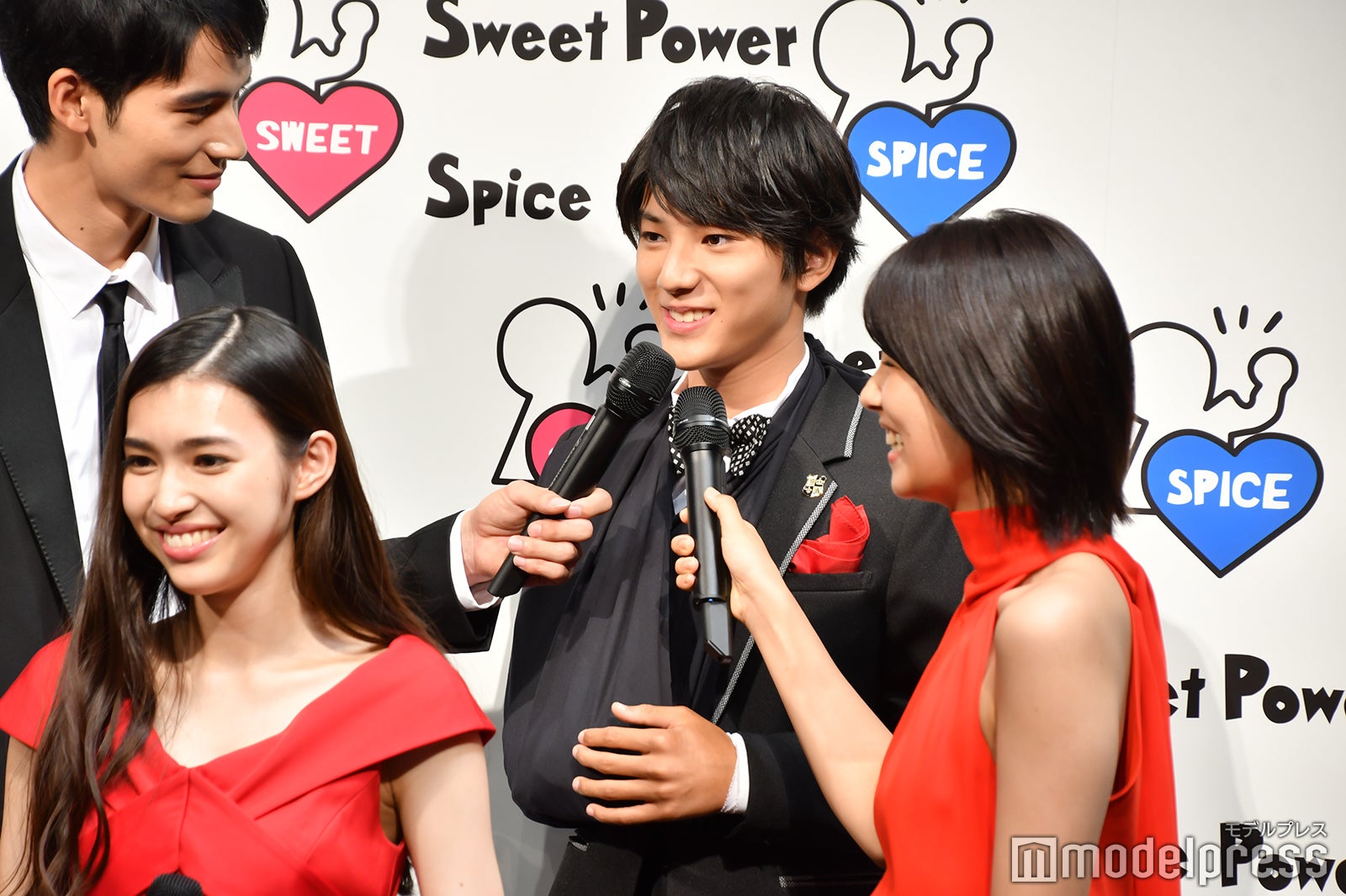 （後列）岡田健史、荒木飛羽（前列）長見玲亜、竹内愛紗（C）モデルプレス