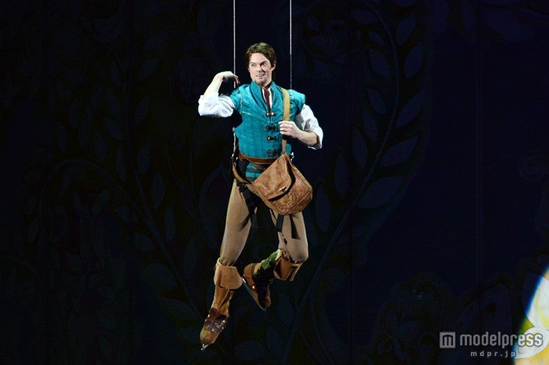 「ディズニー・オン・アイス」宙吊りの状態で登場したフリン・ライダー