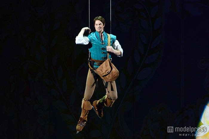 「ディズニー・オン・アイス」宙吊りの状態で登場したフリン・ライダー