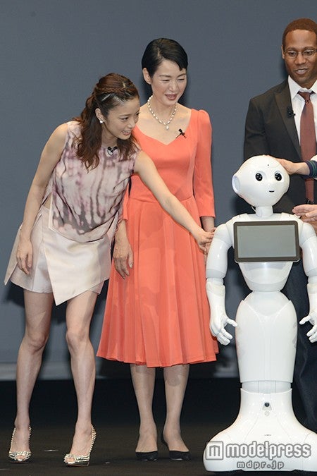 Pepperと触れ合う上戸彩（左）