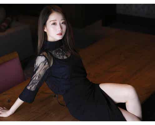 =LOVE大谷映美里、妖艶なスリットドレスで美脚見せ